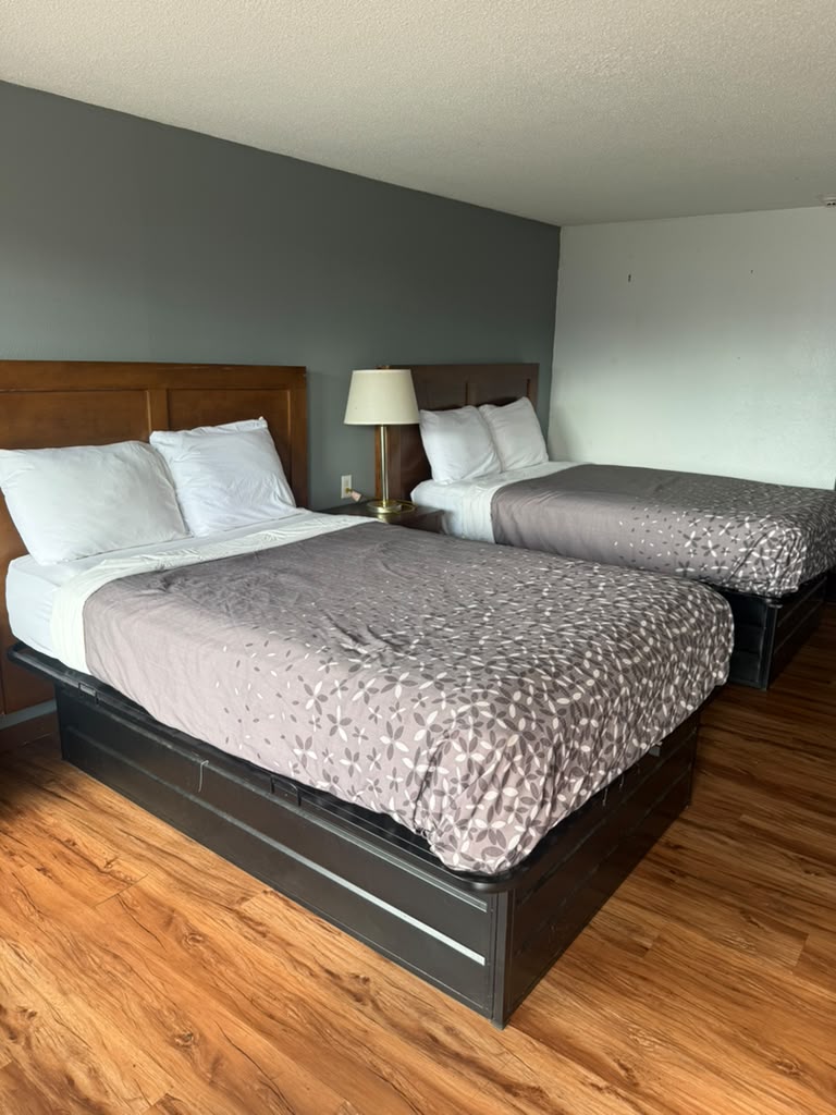 Modern Double Bed Room Configuration with Premium Linens